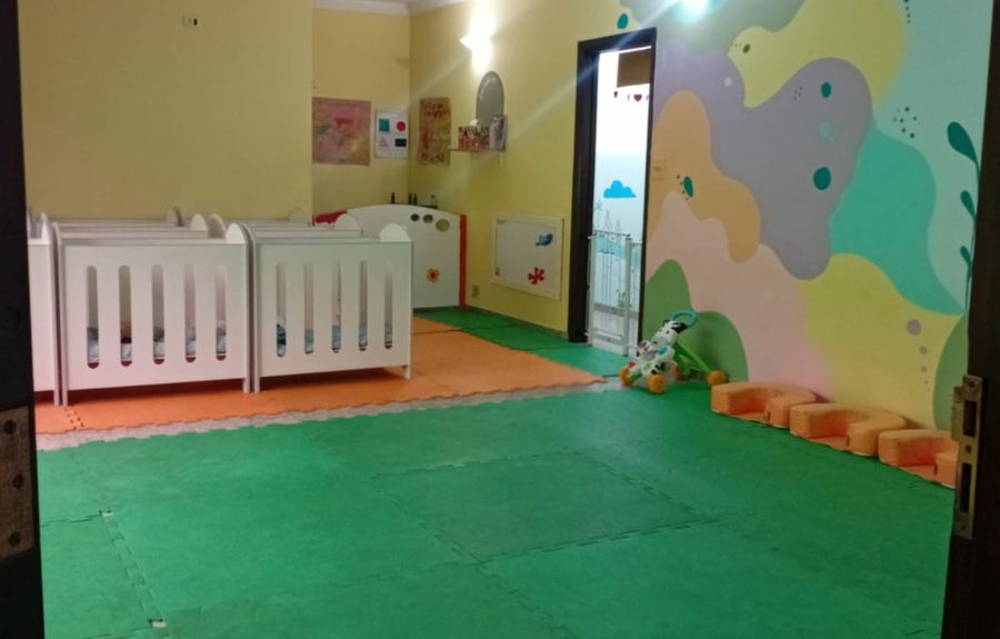 Berçário da RUAH, com camas e ambiente aconchegante