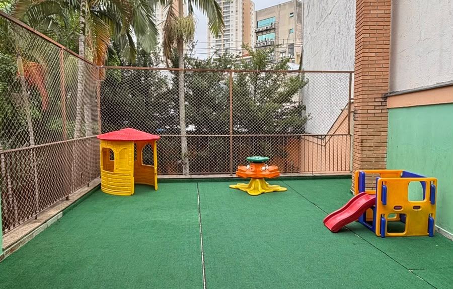 Pátio externo da RUAH com grama sintética e brinquedos
